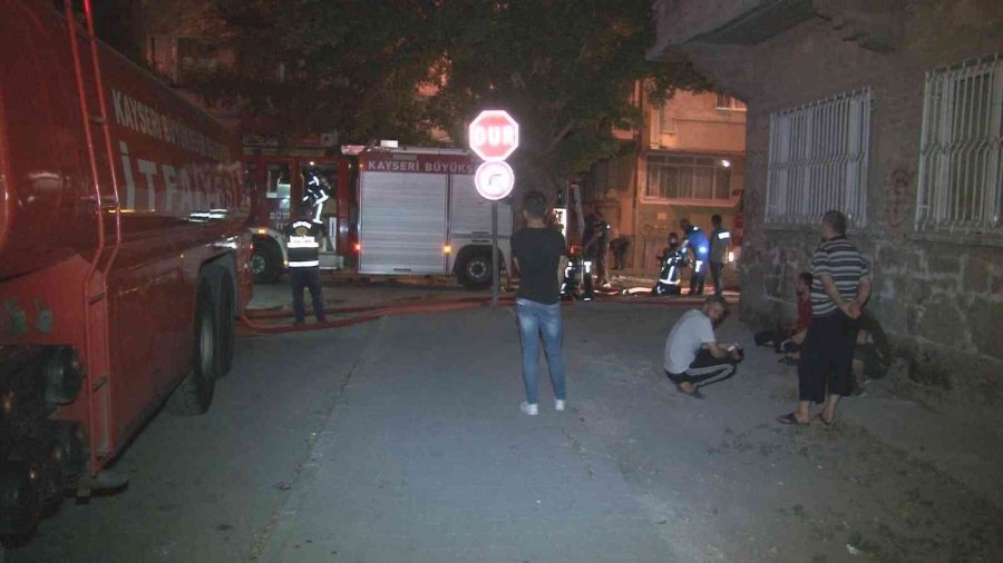Kayseri’de Çatı Yangını 3 Saatlik Çalışmayla Söndürüldü, Vatandaşlar Yangını Film İzler Gibi İzledi