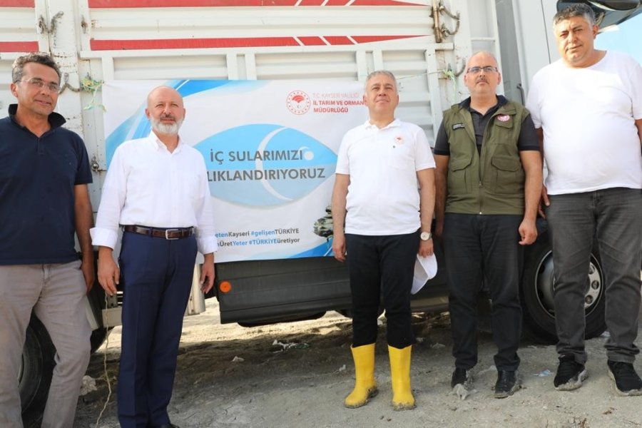 Kayseri’de 2 Milyon Yavru Sazan Balığı Sularla Buluşturuldu