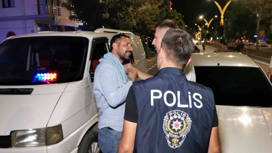 Çakarlı Araçla Yakalandı, “abartıyorsunuz, Vatan Haini Miyim?” Dedi