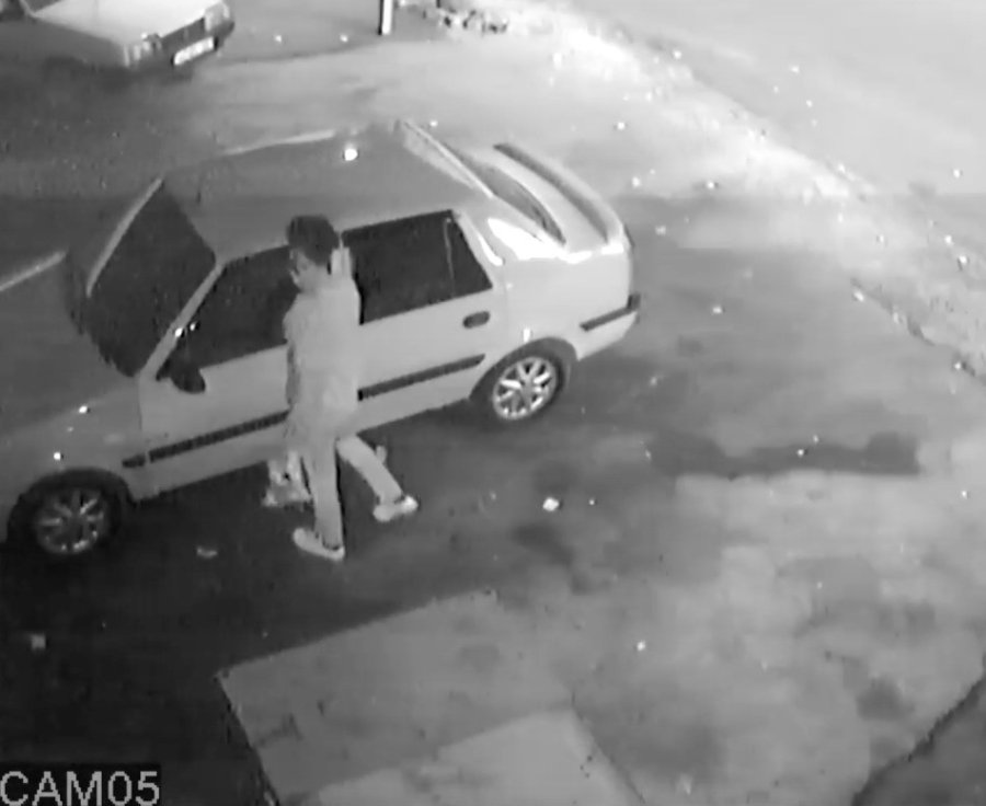 Otomobilleri Tek Tek Dolaştı, Tek Poşetle Geldiği Sanayi Çarşısından 4 Poşetle Çıktı