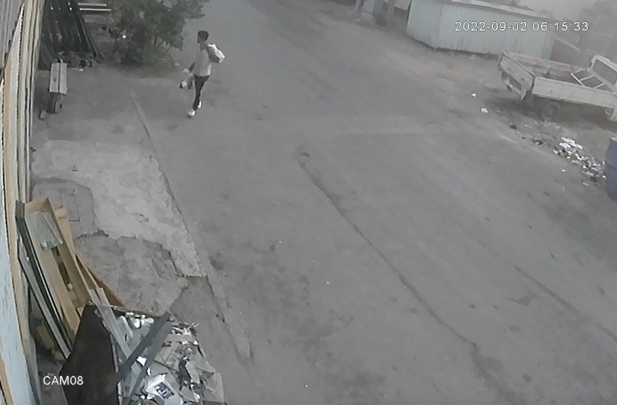 Otomobilleri Tek Tek Dolaştı, Tek Poşetle Geldiği Sanayi Çarşısından 4 Poşetle Çıktı