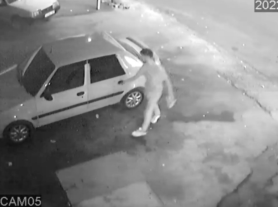 Otomobilleri Tek Tek Dolaştı, Tek Poşetle Geldiği Sanayi Çarşısından 4 Poşetle Çıktı