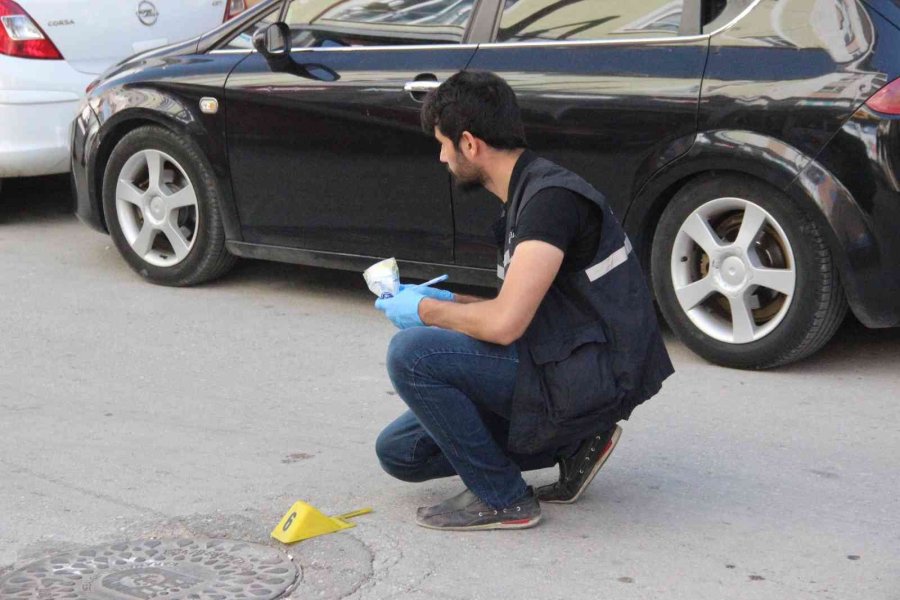 Sokak Ortasında Birbirlerine Silah Ve Bıçakla Saldırdılar