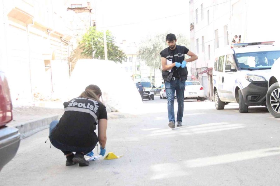 Sokak Ortasında Birbirlerine Silah Ve Bıçakla Saldırdılar