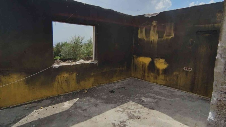 40 Yıllık Emeğiyle Birlikte Biriktirdiği Hac Parası Da Çıkan Yangında Kül Oldu