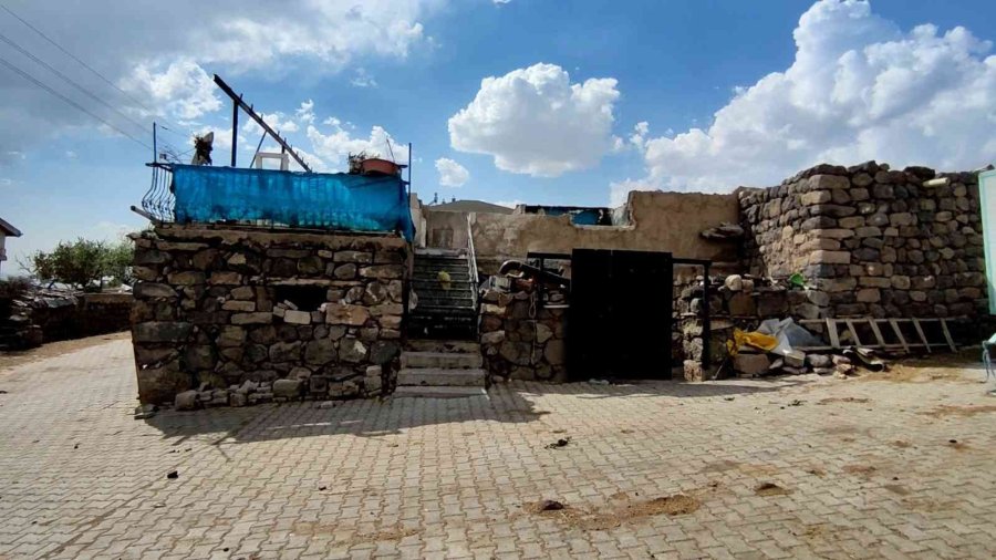 40 Yıllık Emeğiyle Birlikte Biriktirdiği Hac Parası Da Çıkan Yangında Kül Oldu