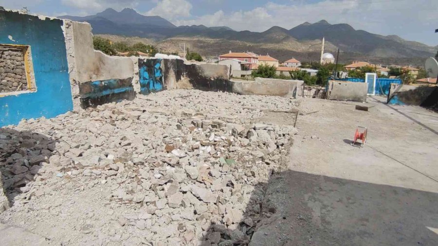 40 Yıllık Emeğiyle Birlikte Biriktirdiği Hac Parası Da Çıkan Yangında Kül Oldu