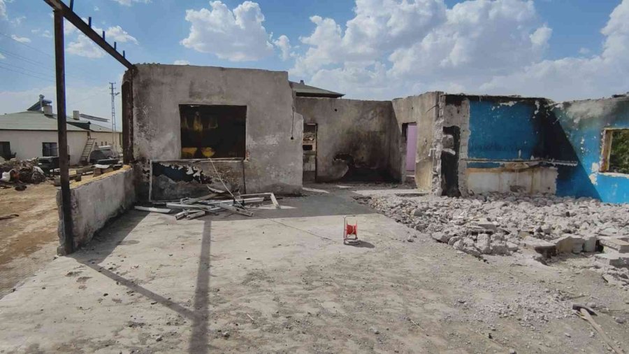 40 Yıllık Emeğiyle Birlikte Biriktirdiği Hac Parası Da Çıkan Yangında Kül Oldu