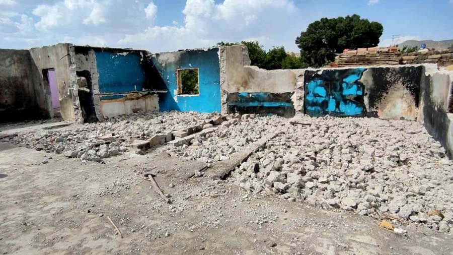 40 Yıllık Emeğiyle Birlikte Biriktirdiği Hac Parası Da Çıkan Yangında Kül Oldu