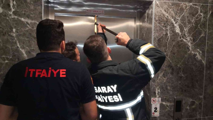 Asansörde Kaldılar, Önce Kahkaha Atıp Sonra Küfür Yağdırdılar