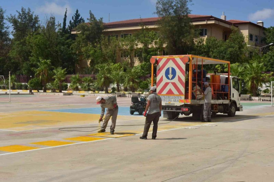 Kepez’in Okul Bahçeleri Renkleniyor