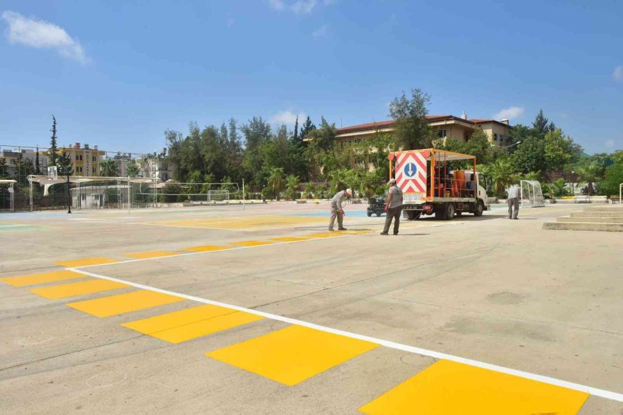 Kepez’in Okul Bahçeleri Renkleniyor