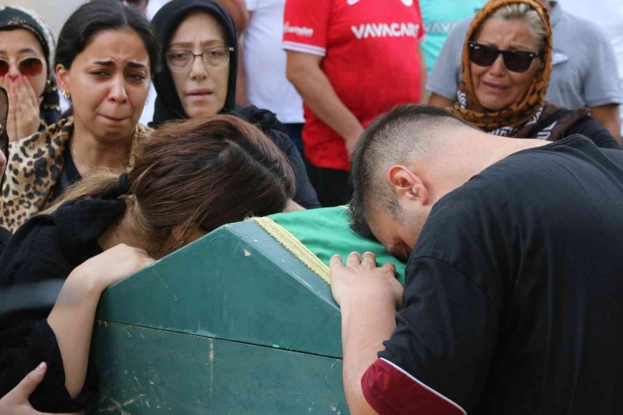 4,5 Yaşında Hayatını Kaybeden Ata’ya Gözyaşları Arasında Veda