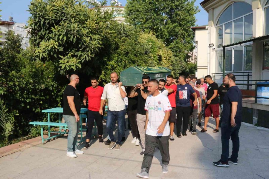 4,5 Yaşında Hayatını Kaybeden Ata’ya Gözyaşları Arasında Veda