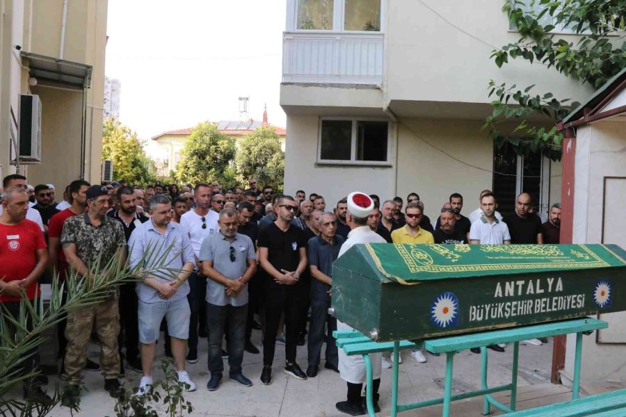 4,5 Yaşında Hayatını Kaybeden Ata’ya Gözyaşları Arasında Veda