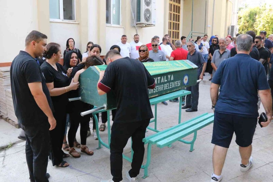 4,5 Yaşında Hayatını Kaybeden Ata’ya Gözyaşları Arasında Veda