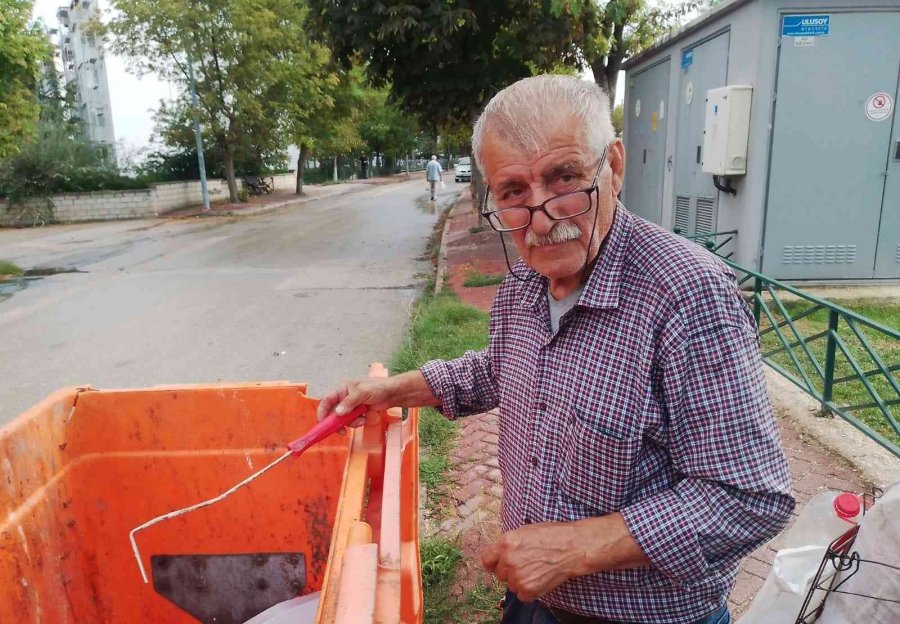 75’lik Delikanlı Günde 10 Kilometre Yürüyerek Atık Topluyor