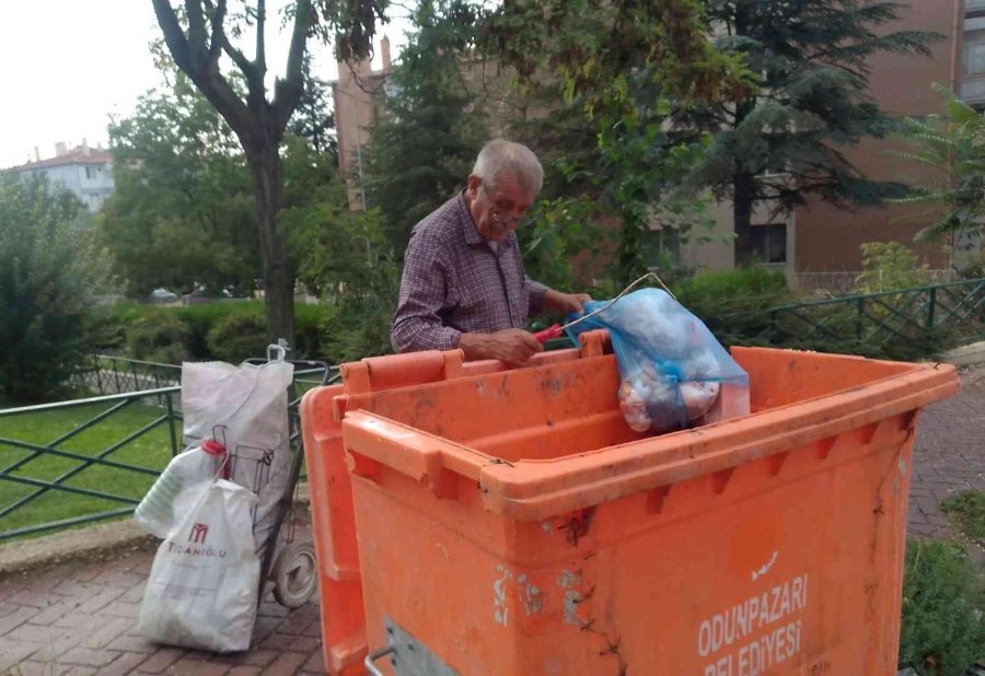 75’lik Delikanlı Günde 10 Kilometre Yürüyerek Atık Topluyor