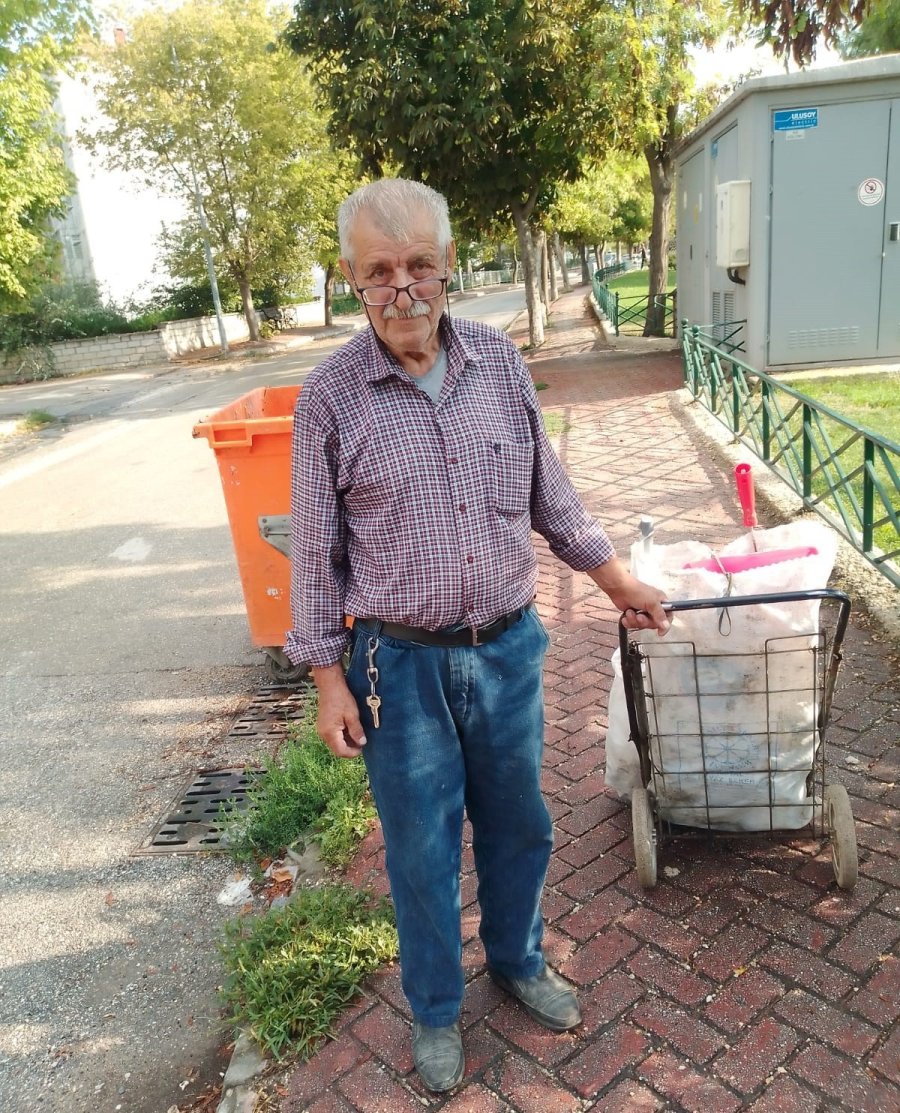 75’lik Delikanlı Günde 10 Kilometre Yürüyerek Atık Topluyor