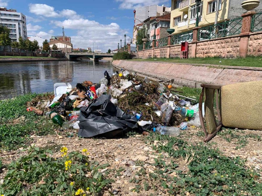 Porsuk Çayı Kenarında Eskişehir’e Yakışmayan Çöp Görüntüsü
