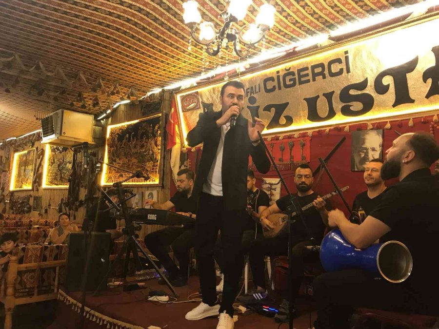 Şarkıcı Hüseyin Tatlı: "abim, ‘imparator’ Olma Özelliğini Akşam Sahneye Çıkarak Gösterdi"