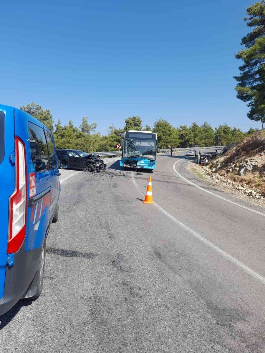 Tarsus’ta Otomobil Belediye Otobüsü İle Çarpıştı: 3 Yaralı