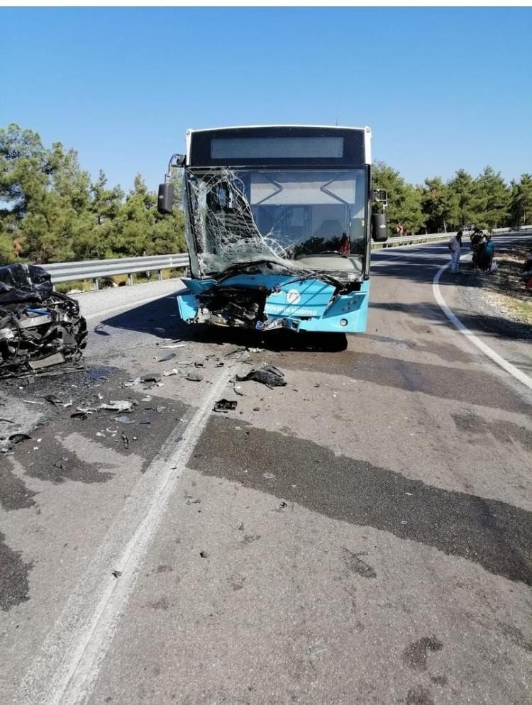 Tarsus’ta Otomobil Belediye Otobüsü İle Çarpıştı: 3 Yaralı