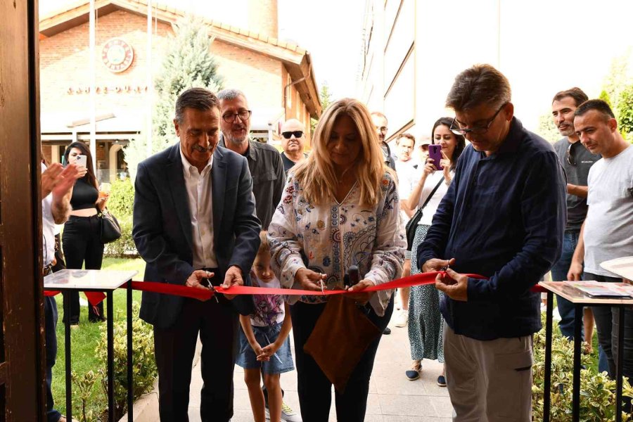 Veysel Özel Sergisi Açıldı