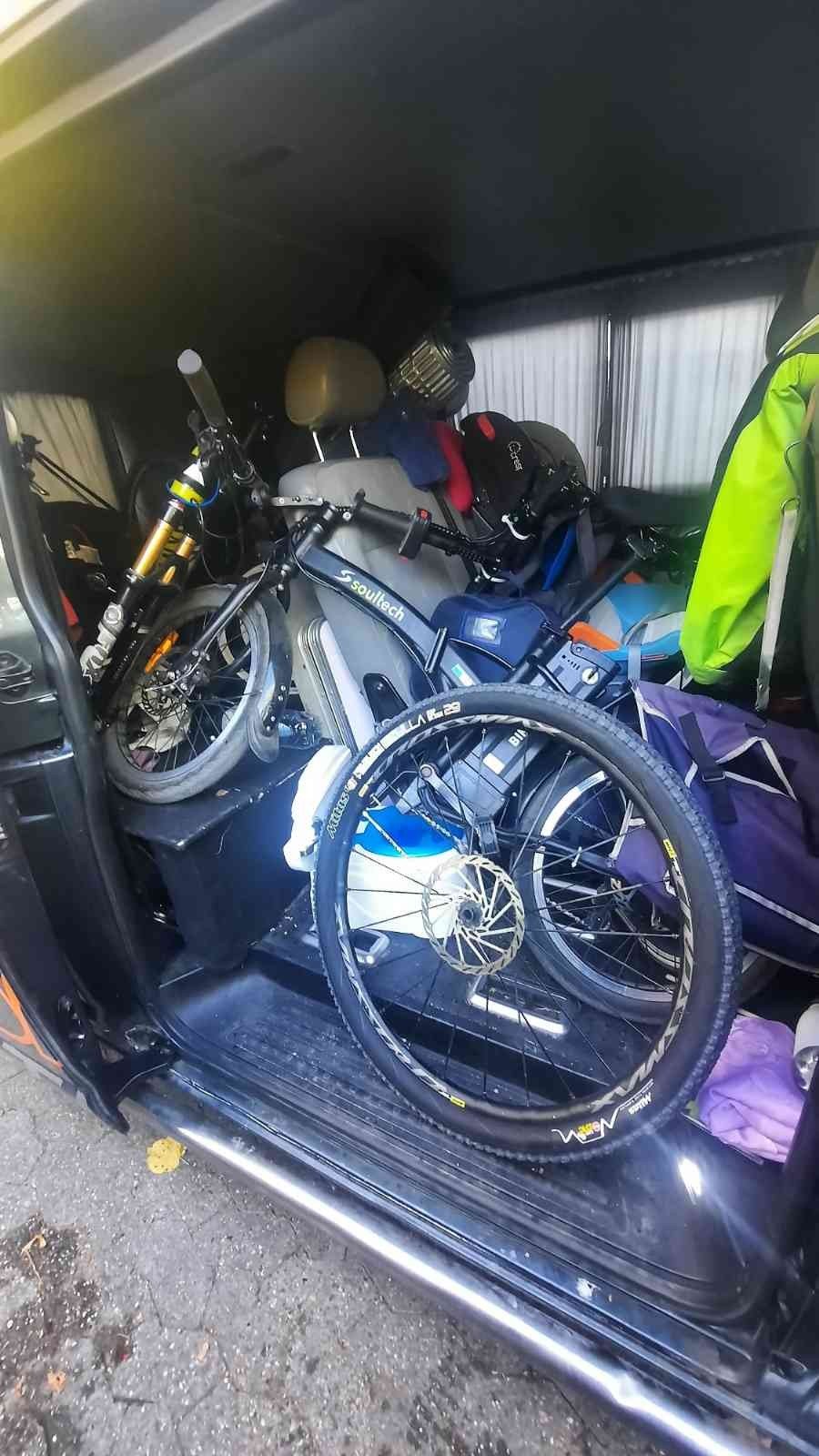 Dünya Kupası’nda Yarışan Millî Bisikletçilerin Bisikletleri Çalındı