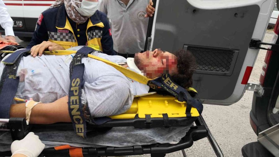 Aday Sürücü Park Halindeki 3 Araca Çarptı: 1 Ağır Yaralı