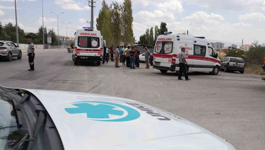 Aday Sürücü Park Halindeki 3 Araca Çarptı: 1 Ağır Yaralı