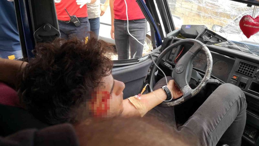 Aday Sürücü Park Halindeki 3 Araca Çarptı: 1 Ağır Yaralı