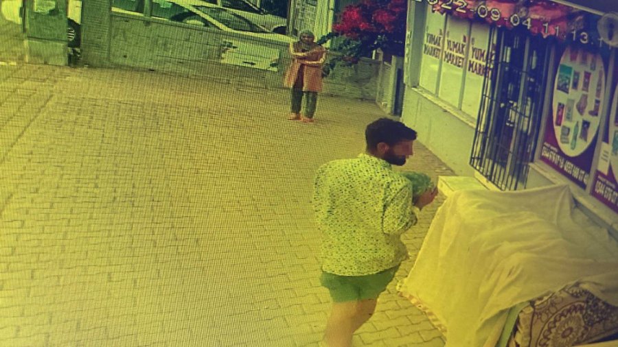 Tezgahtaki Karpuzu Çalmak İçin Omuzladı, Karşısındaki Kadını Görünce Dondu Kaldı