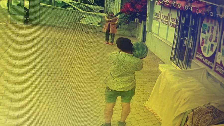 Tezgahtaki Karpuzu Çalmak İçin Omuzladı, Karşısındaki Kadını Görünce Dondu Kaldı