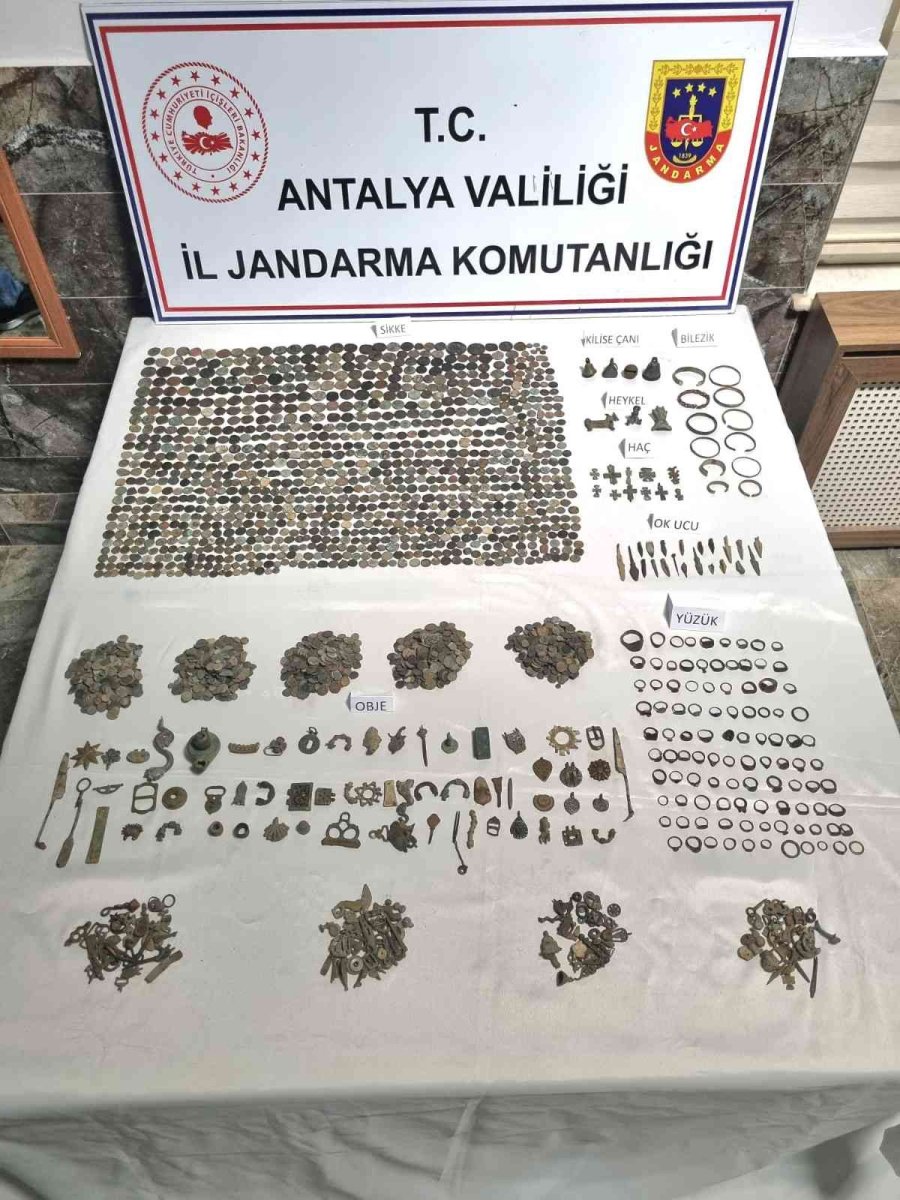 Antalya’da Jandarma 3 Bin 331 Parça Tarihi Eser Ele Geçirdi