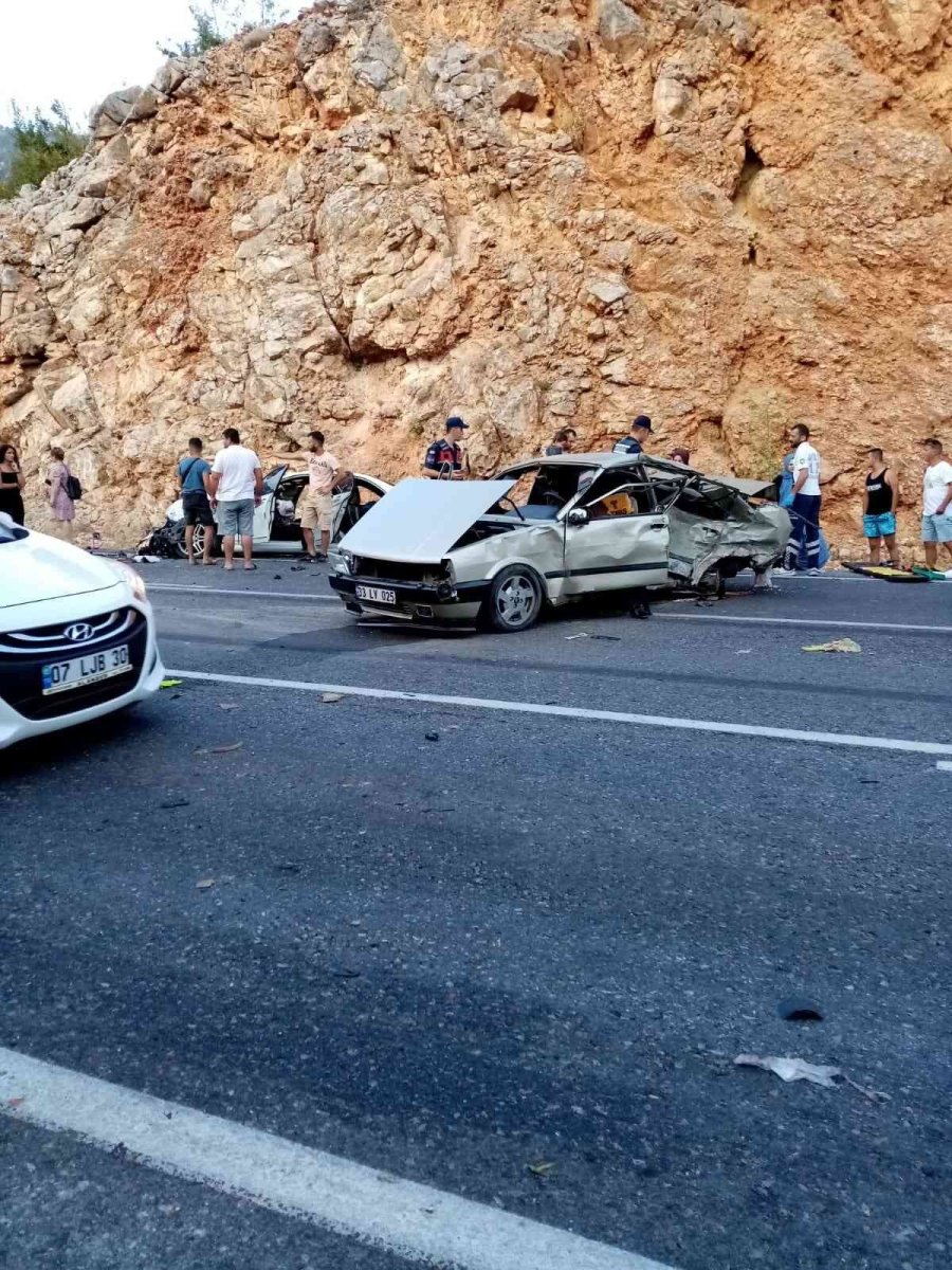 Antalya’da Zincirleme Trafik Kazası: 4 Yaralı