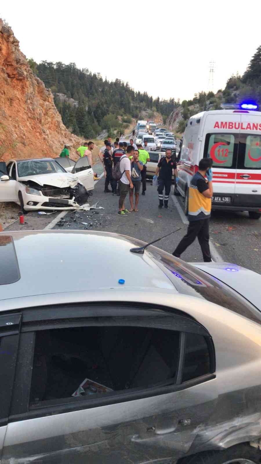 Antalya’da Zincirleme Trafik Kazası: 4 Yaralı