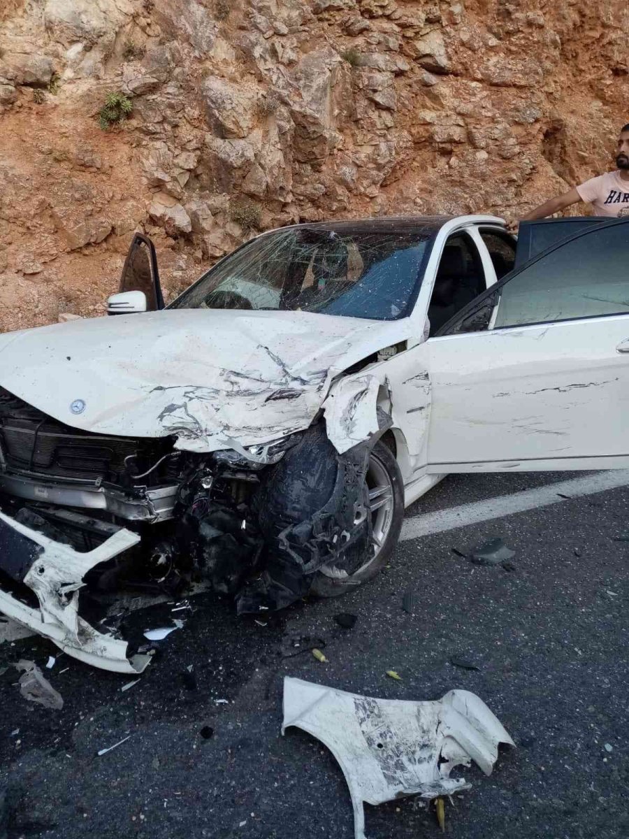 Antalya’da Zincirleme Trafik Kazası: 4 Yaralı