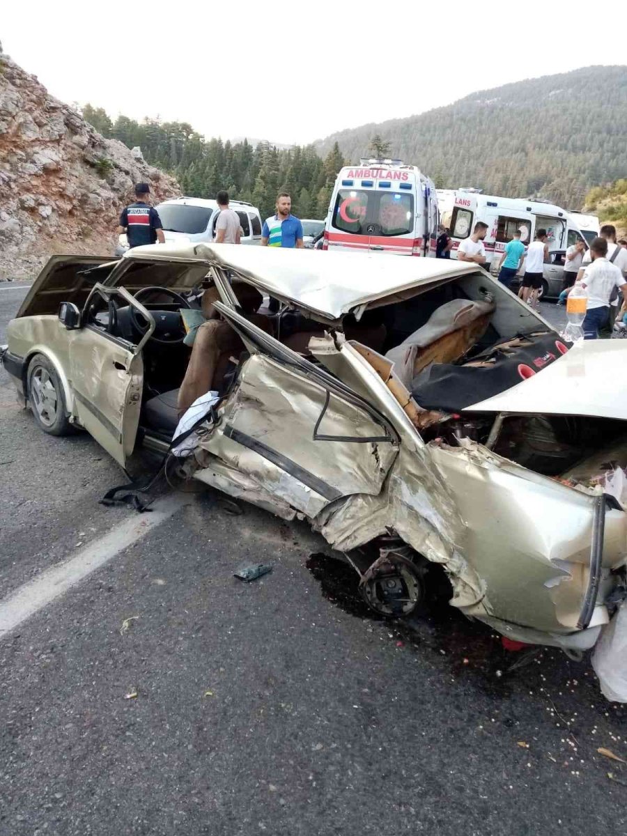 Antalya’da Zincirleme Trafik Kazası: 4 Yaralı