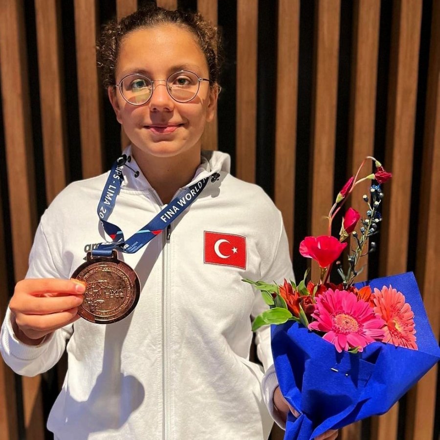 Antalyasporlu Genç Kulaçtan, Dünya Üçüncülüğü