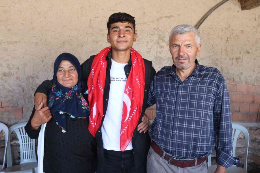 Evlatlarını Dualarla, Gururla Askere Uğurladılar