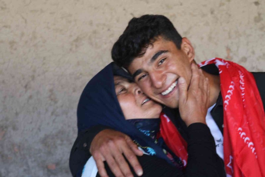 Evlatlarını Dualarla, Gururla Askere Uğurladılar