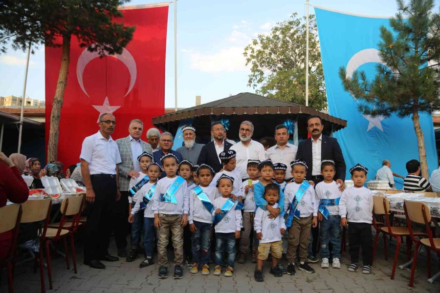 Büyükkılıç, Doğu Türkistanlı Çocukların Sünnet Heyecanına Ortak Oldu