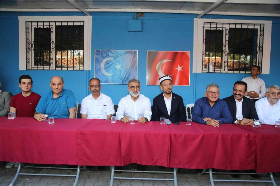 Büyükkılıç, Doğu Türkistanlı Çocukların Sünnet Heyecanına Ortak Oldu