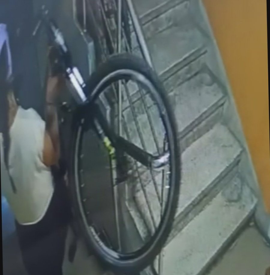 Bisiklet Hırsızlığı Kamerada