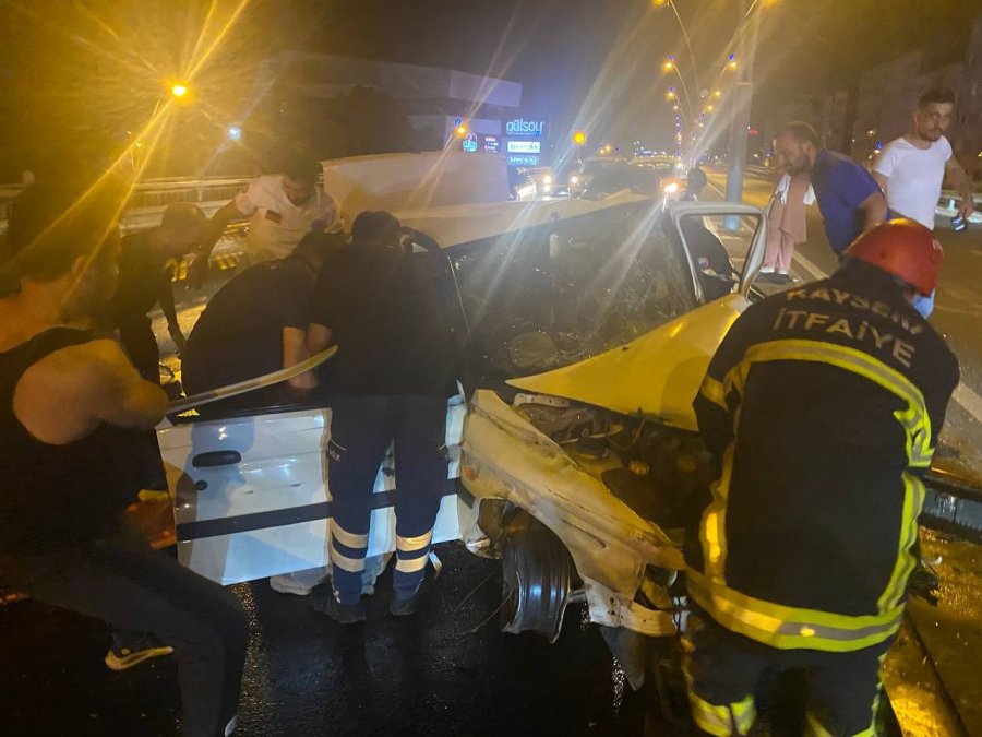 Kayseri’de Feci Kaza: Sıkıştığı Araçtan Güçlükle Çıkarıldı