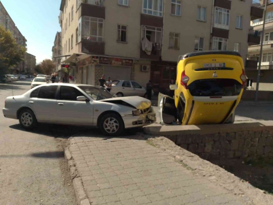 Kayseri’de Otomobille Çarpışan Taksi Takla Attı: 1 Yaralı