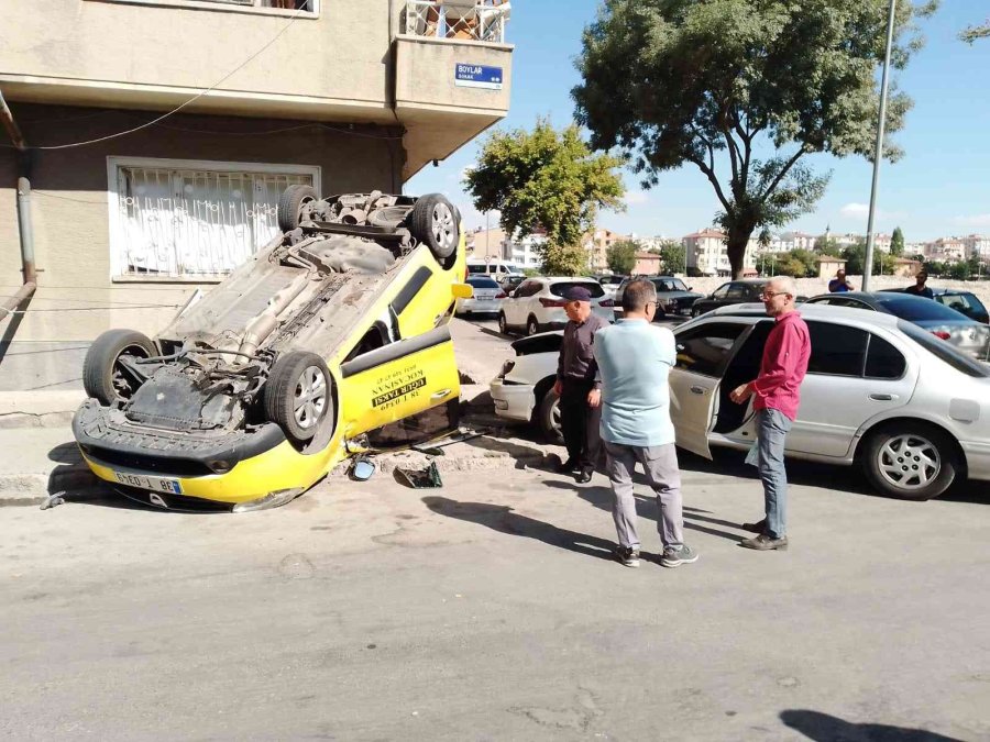 Kayseri’de Otomobille Çarpışan Taksi Takla Attı: 1 Yaralı