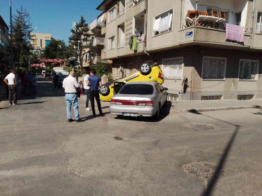 Kayseri’de Otomobille Çarpışan Taksi Takla Attı: 1 Yaralı