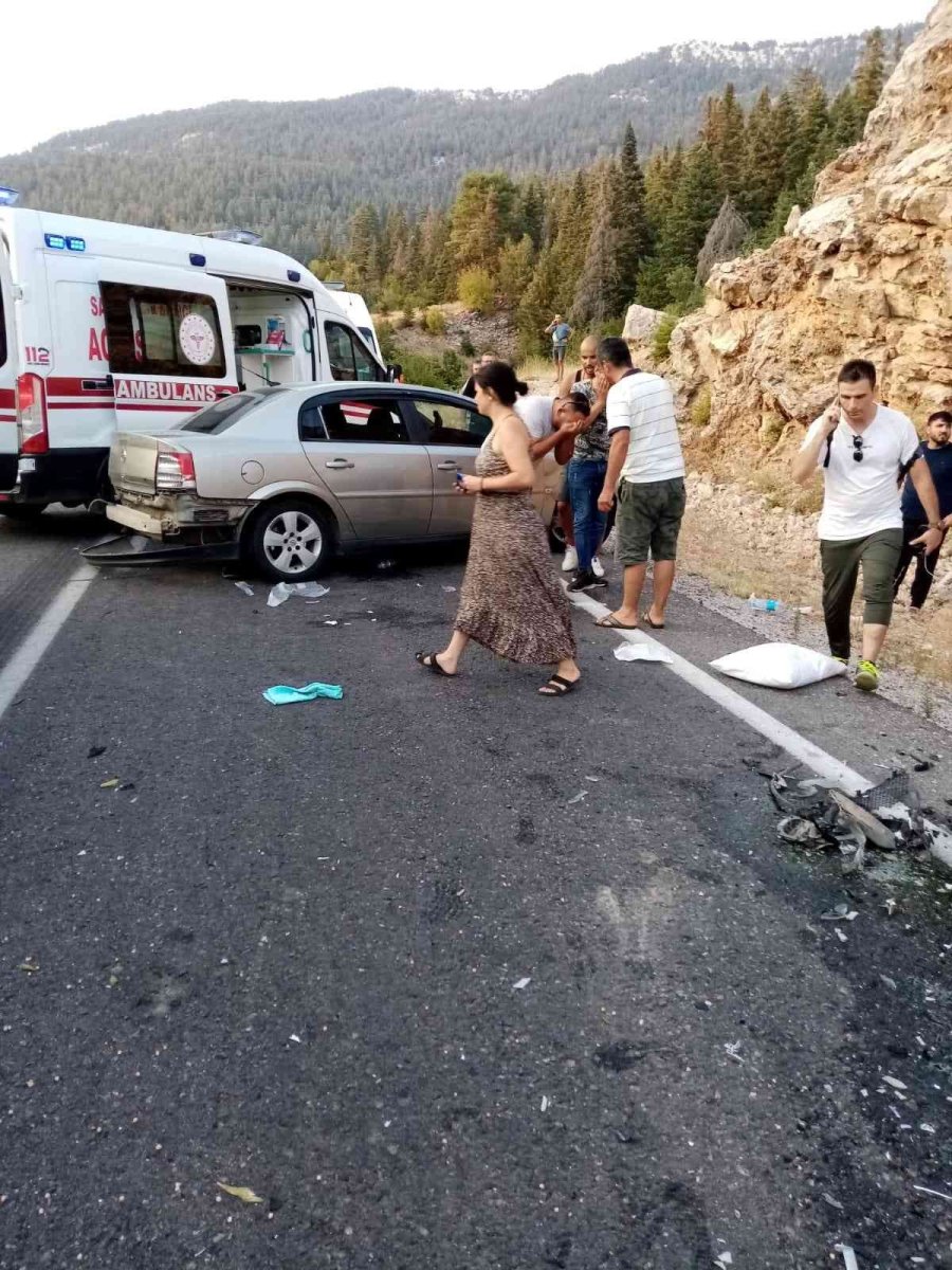 Antalya’da Zincirleme Trafik Kazası: 4 Yaralı